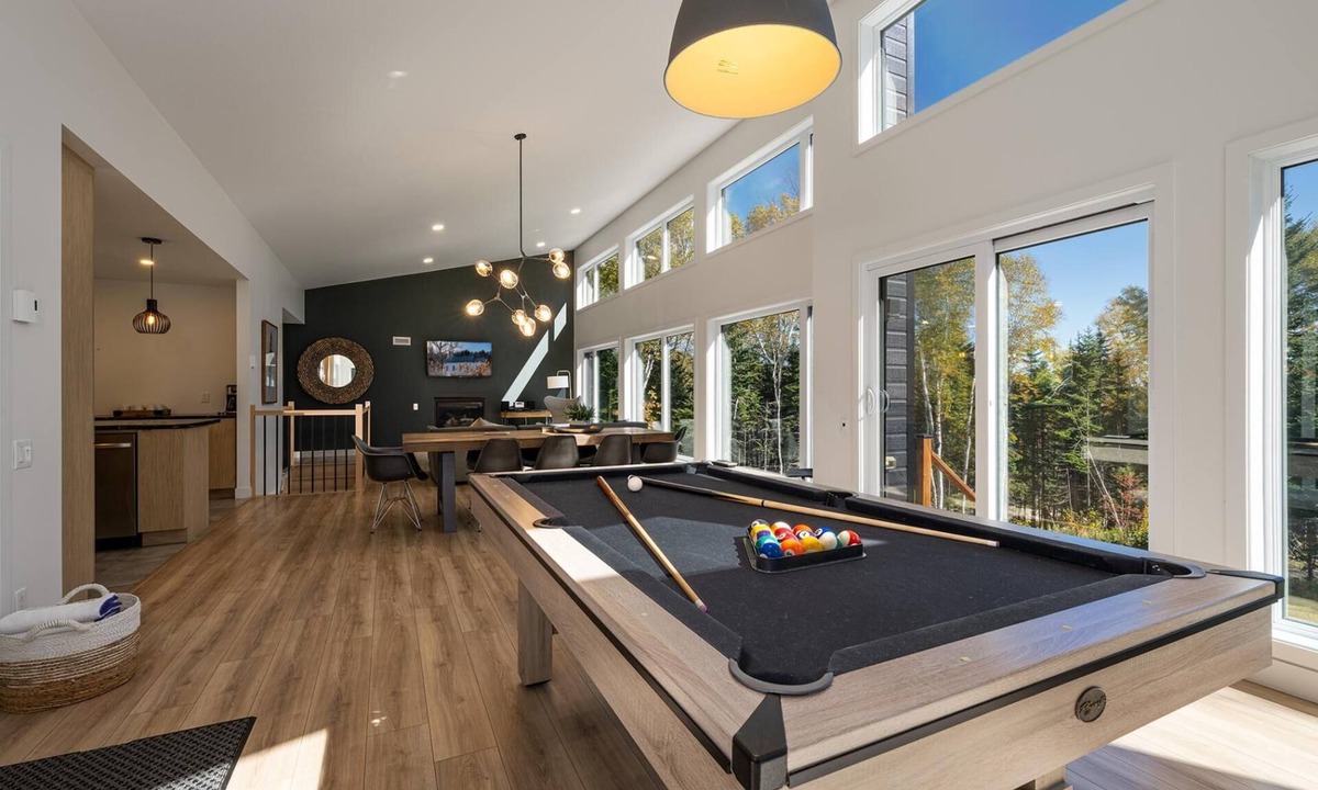 Les Eboulements Ski Chalet | Okanagan 97: Hot Tub, Pool Table & Summer Views