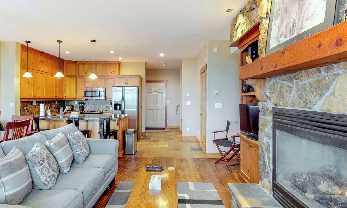 Big White Ski Resort Condo | Okanagan - Towering Pines 2