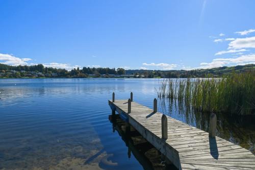 Tikitere House | Okawa Bay Waterfront - Absolute Lakefront with Jetty 10min from Hells Gate
