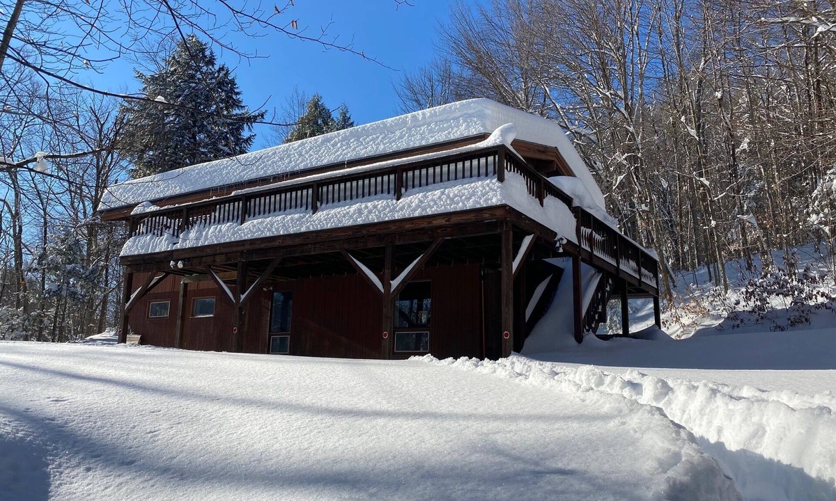 Ludlow Ski Chalet | Okemo Hideaway – Secluded Woodland Chalet 7 minutes to Slopes & Village