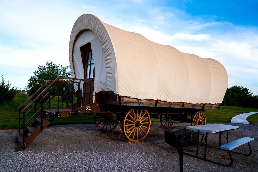 South Oklahoma City House | Oklahoma Glamping in this Wonderful Covered Wagon for Family Vacations near Oklahoma City
