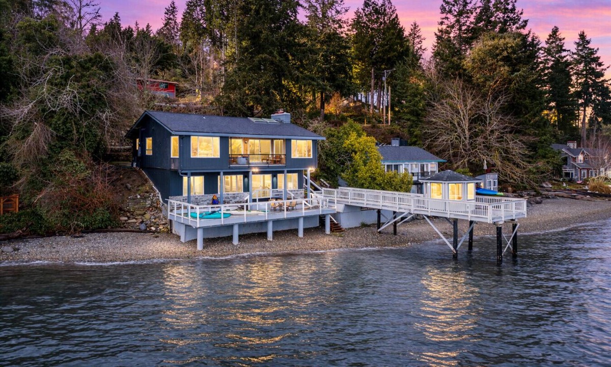 Olalla House | Olalla Bay Waterfront Stay w/Beach, Kayaks & Hot Tub