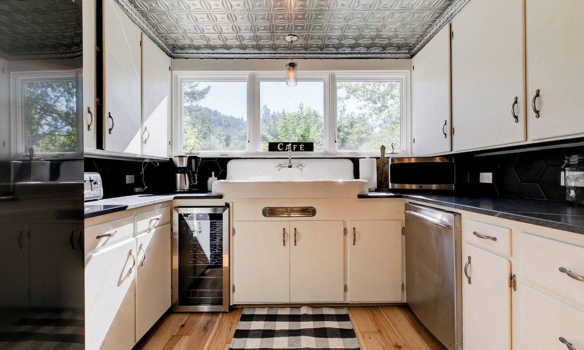 Newberg House | Old Farm: A Modern 5-bedroom Farmhouse on Vineyard