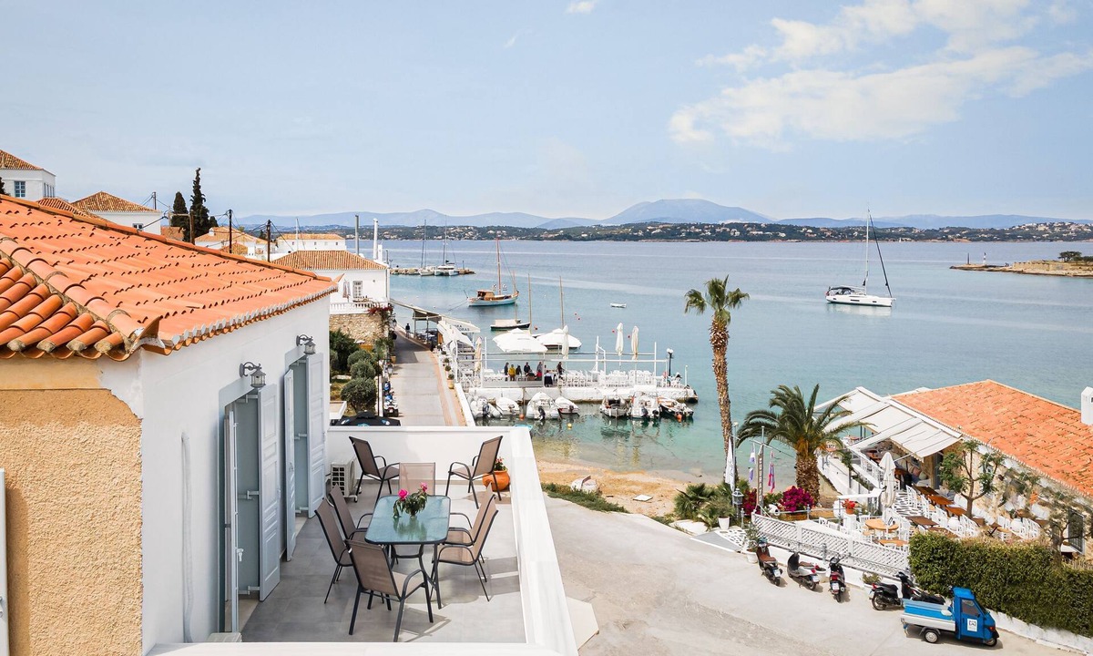 Agii Anargiri Apartment | Old Port Spetses Mansion