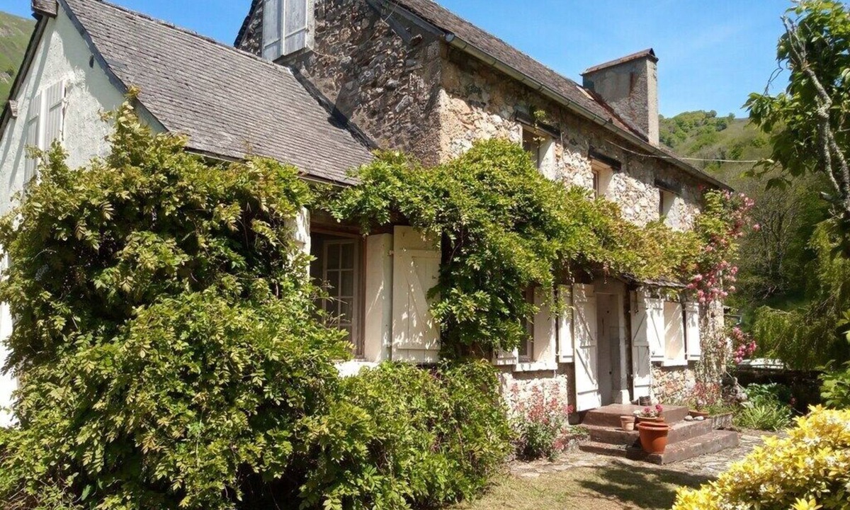 Sainte-Engrace House | Old Pyrenean farmhouse in beautiful Sainte-Engrâce. Max 6 adults + one child