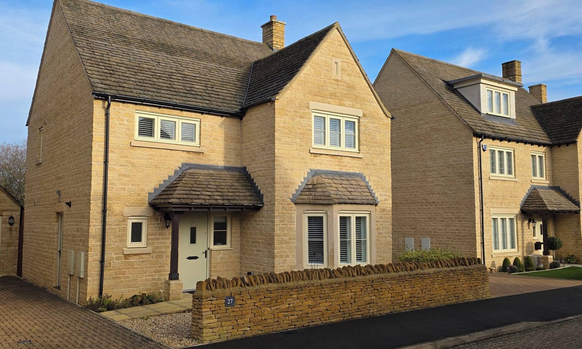 Lechlade Cottage | OLD RAILWAY CLOSE, with a garden in Lechlade-On-Thames