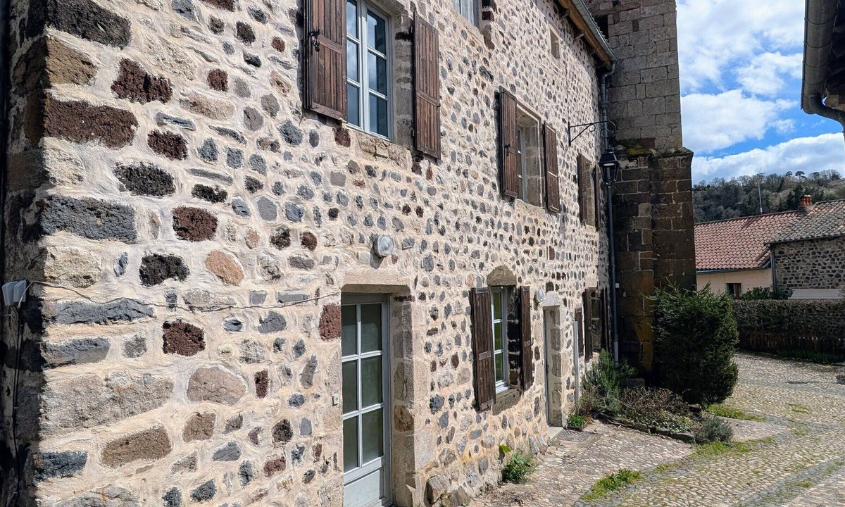 Arlempdes Cottage | Old rectory with 3 bedrooms at the foot of a medieval fortress