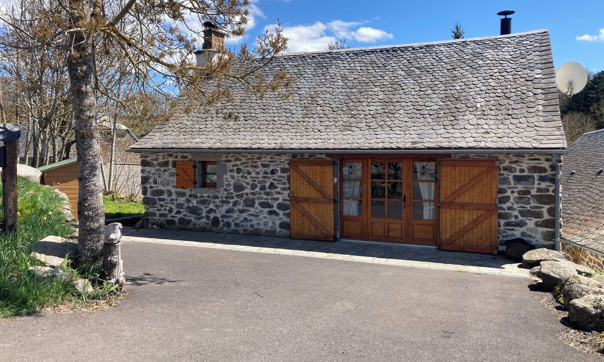 Sainte-Anastasie House | Old restored barn located in a hamlet 4 kms from the village of Allanche.