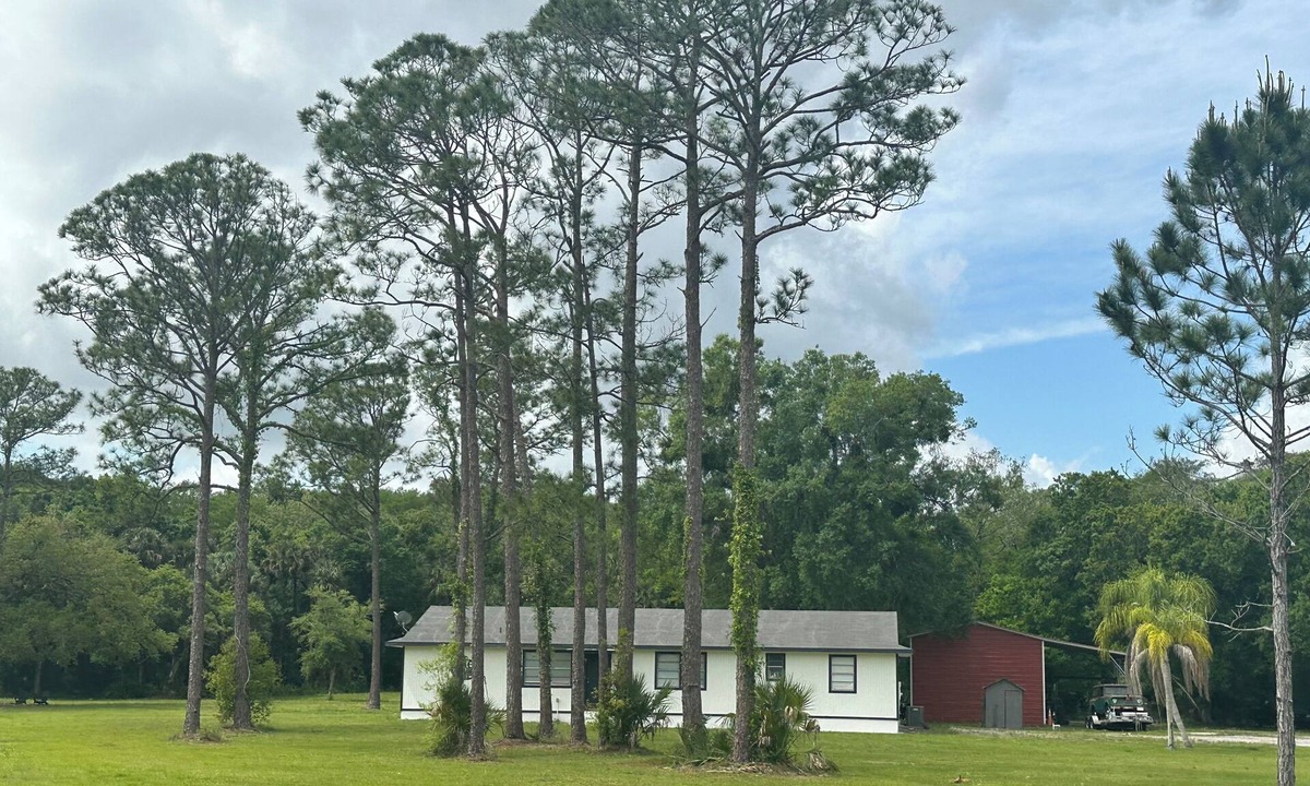 Okeechobee House | Ole Glory is a Charming 3-bedroom farmhouse in Okeechobee with WiFi, AC
