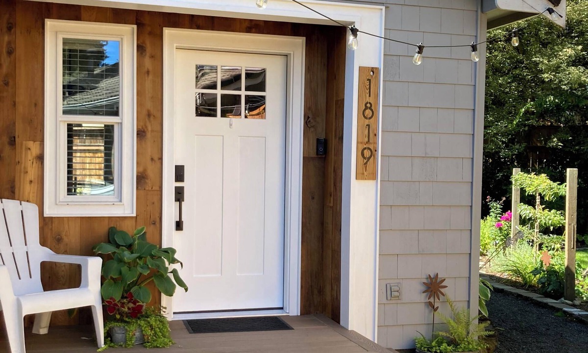 Olympia House | Oly Oasis - charming bungalow in Olympia with WiFi, AC and your own backyard!n