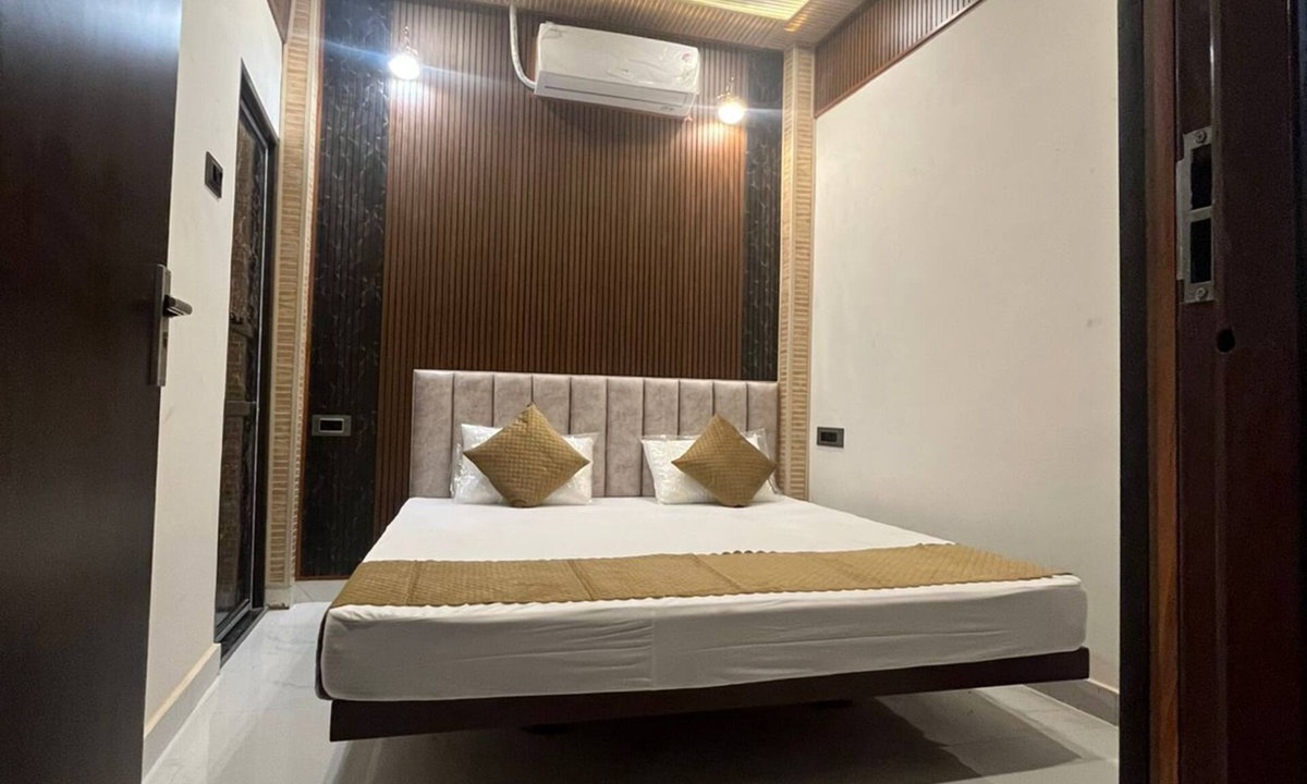 Mahmoorganj House | Om Nilay Paying Guest House By GRB