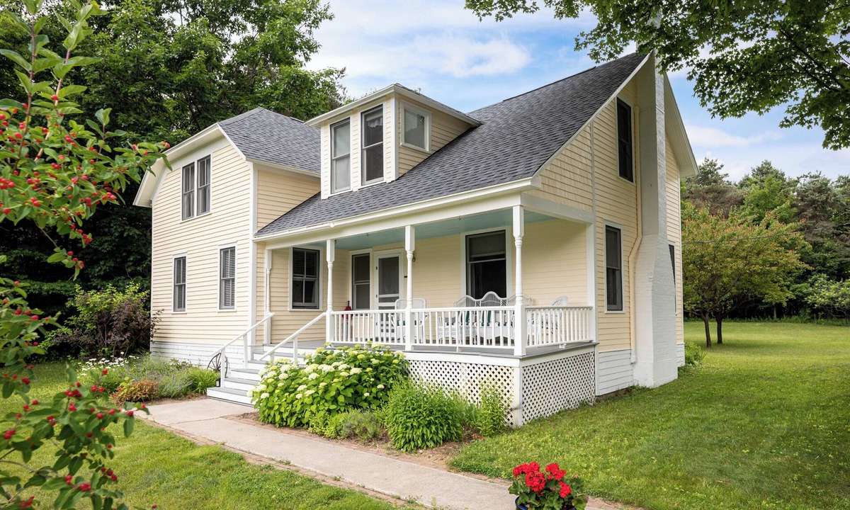 Traverse City Cottage | Omena Cottage at Sunset Lodge in peaceful Omena