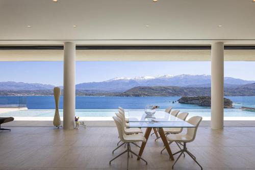 Akrotiri Villa | Omoi Villa- Where Time Dissolves In Blue by etouri