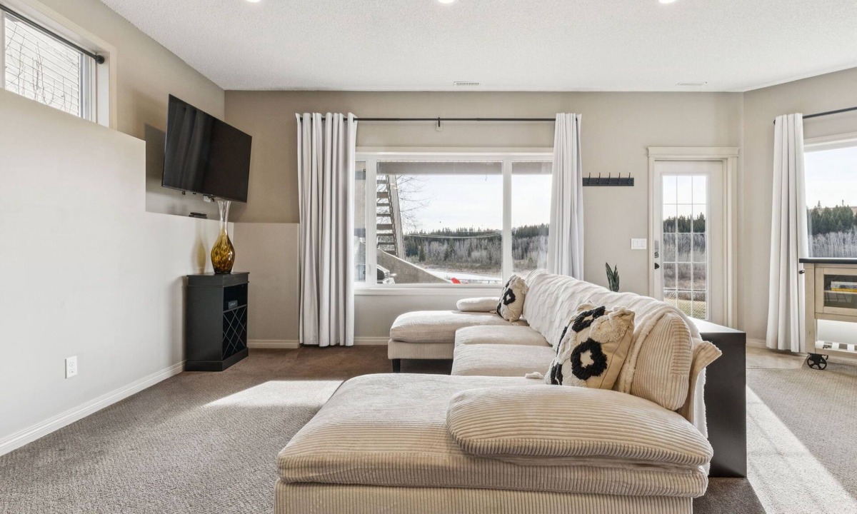 Cochrane House | On Bow River & Pathways-Serene & Relaxing