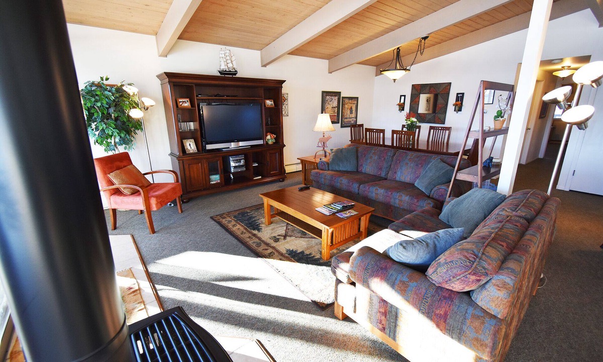 Dillon Condo | On Lake! Top Floor Views, Deck! Elevator, Hot Tub. Walk to Concerts, Marina