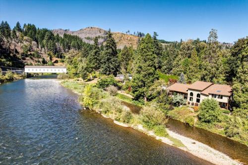 Marcola House | On McKenzie River! Home w/Scenic Sunroom