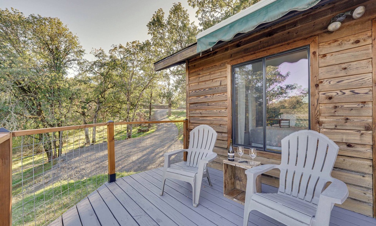 Central Point Cottage | On-site Winery & Tasting Room: Oregon Bungalow!