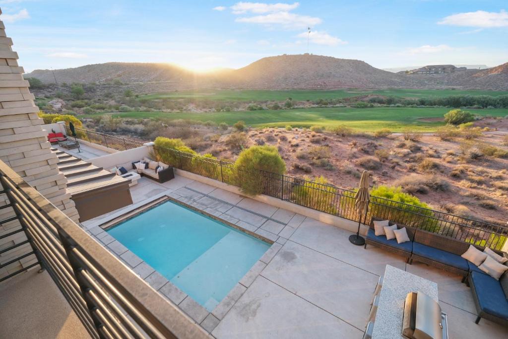 Washington House | On the Golf Course Sleeps 30 Private Pool & Spa