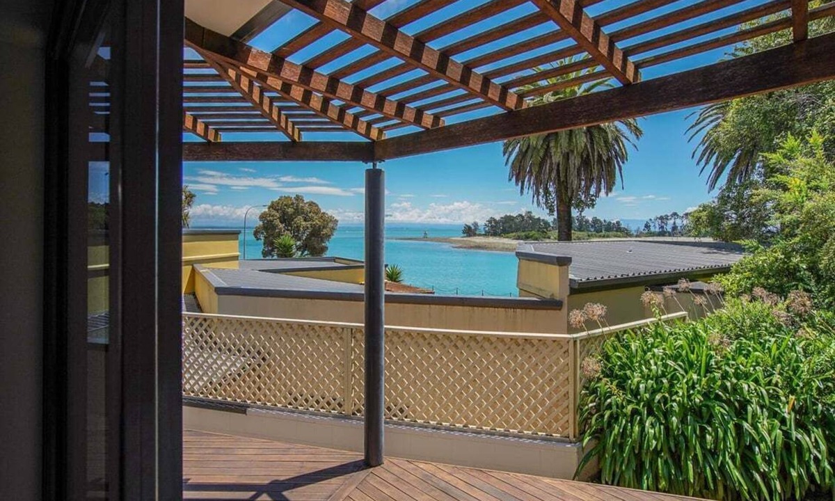 Britannia Heights Resort | On the Rocks - Nelson Waterfront Holiday Home