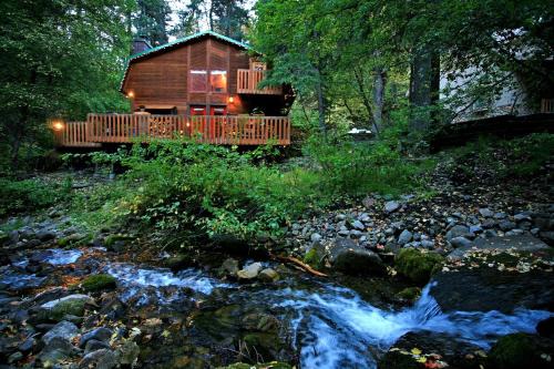 Sundance House | On the Stream, Short Walk to Resort, Hot Tub, Wood Fireplace