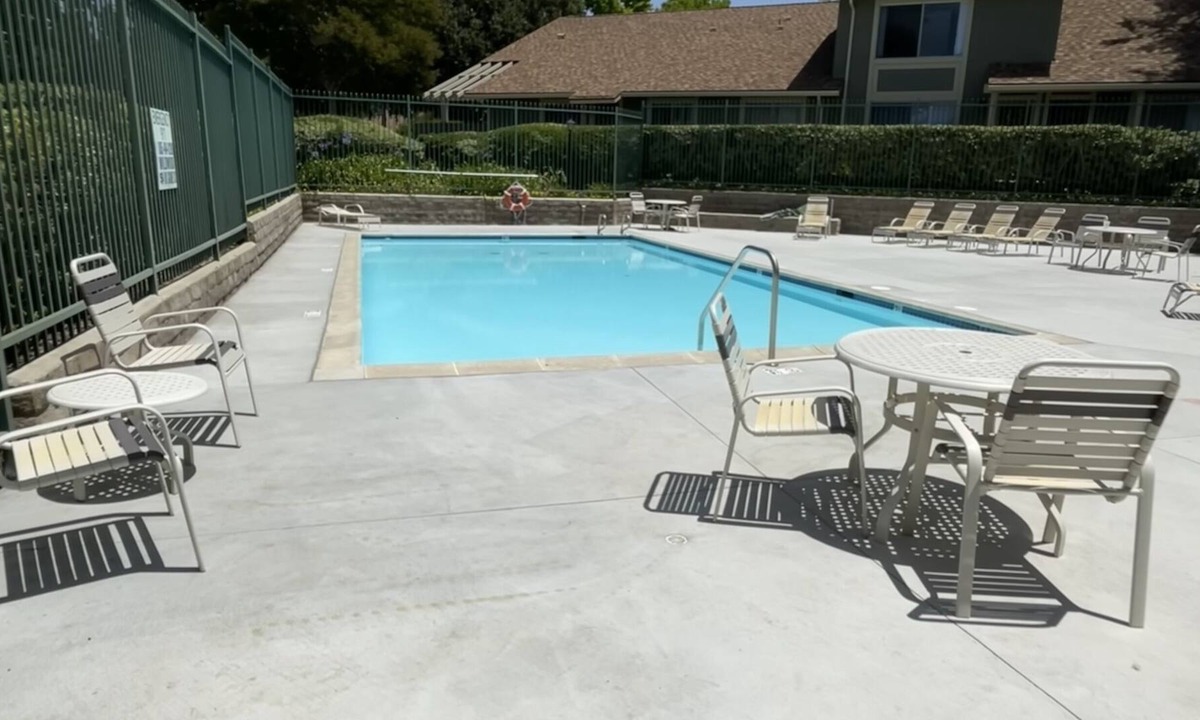Thousand Oaks House | On trailhead for Wildwood Park