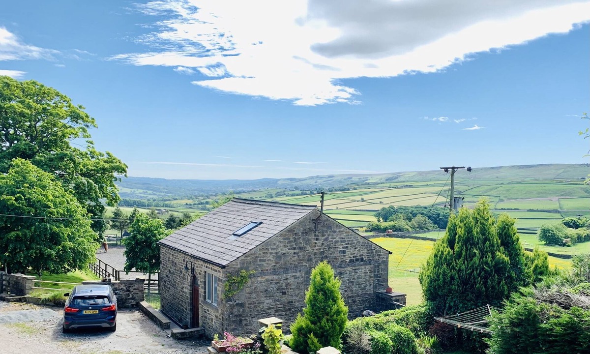 Ilkley House | One bed Detached Converted Barn With Panoramic Views of the Wharf & Aire Valley