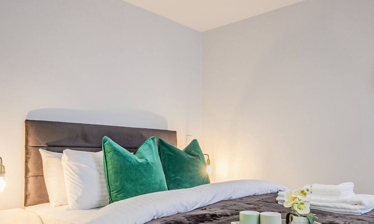 Evesham Apartment | One Bed Studio in Town Centre.