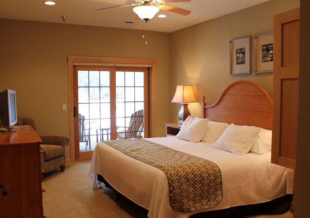 Three Lakes Apartment | One Bedroom Luxury Condo at Northernaire Resort