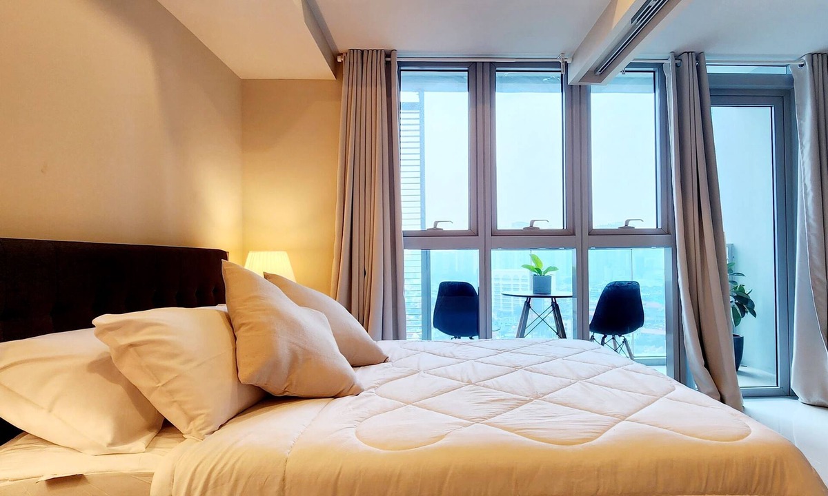 Pinagsama Condo | One Bedroom Luxury Condo in Uptown BGC w PoolGym Wi-Fi Netflix Balcony