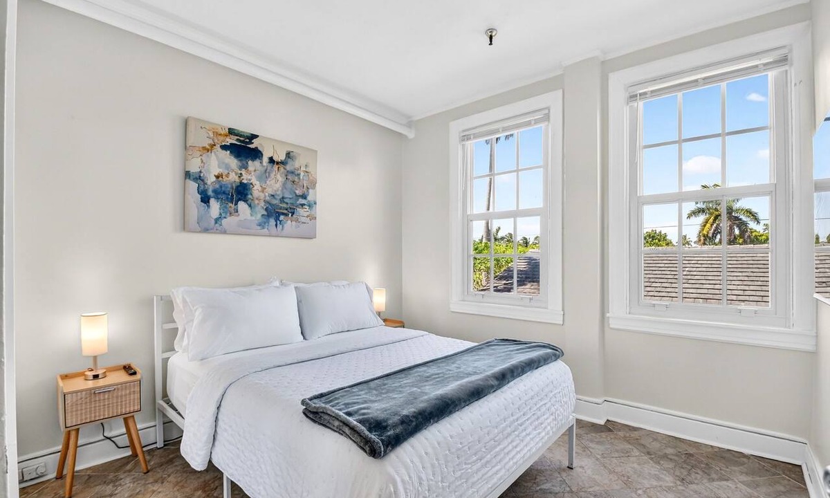 Palm Beach Apartment | One Bedroom Spacious Palm Beach Condo Heated Pool