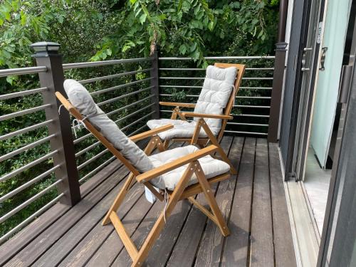 Cos Cob Apartment | One bedroom with modern kitchen, balcony with water view