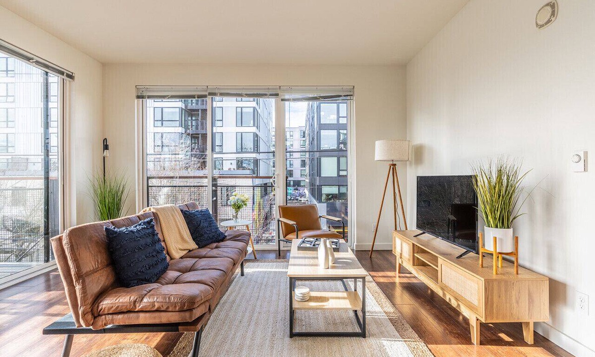 Mann Apartment | One bedroom with plenty of natural light and parking (pet friendly)