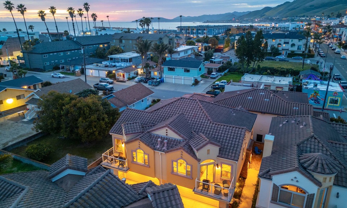 Downtown House | One block from Beach Sleeps 8
