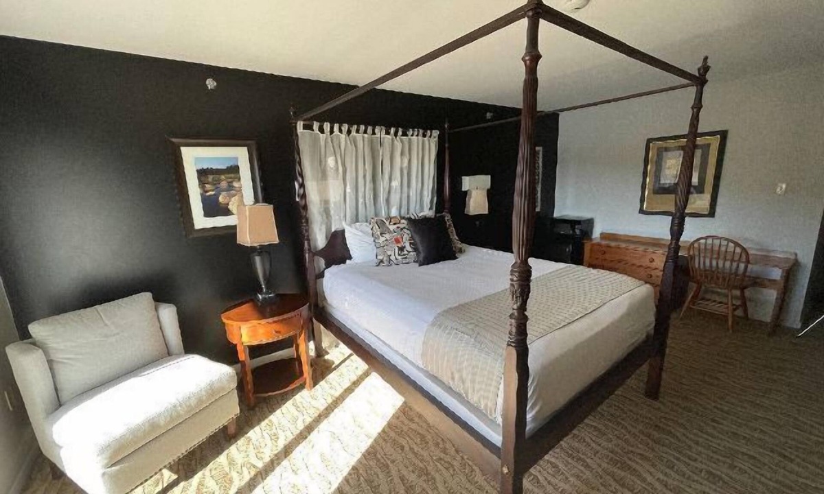 Liscomb Hotel | One Queen Bedded Main Lodge Hotel Room at Liscomb