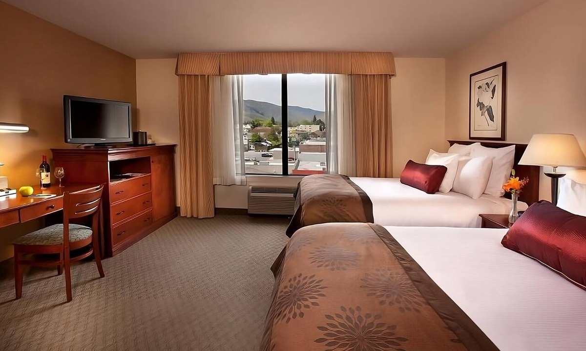 Wenatchee Hotel | One Room | Two Queen Beds | Breakfast Included