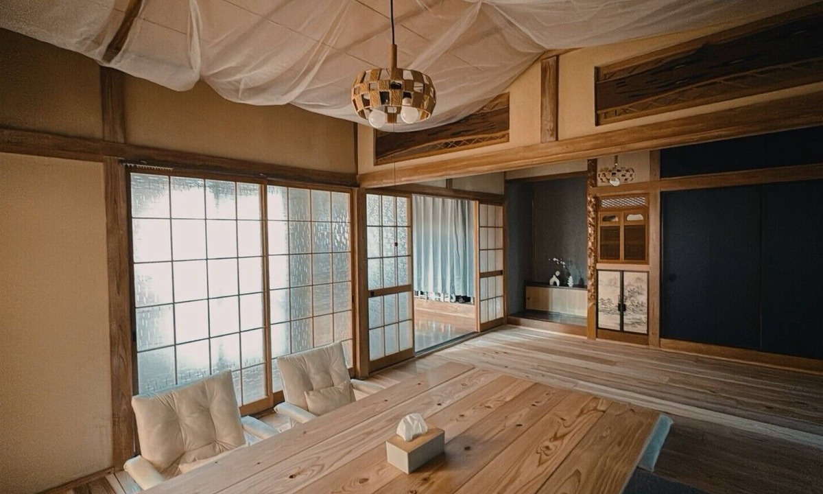 Choshi House | One-unit rental: A modern Japanese-style old minka house full of historical value. 4 minutes to the station and the sea. Pets are allowed! Popular fishing spot. Double bed & Japanese style bed, long term available.