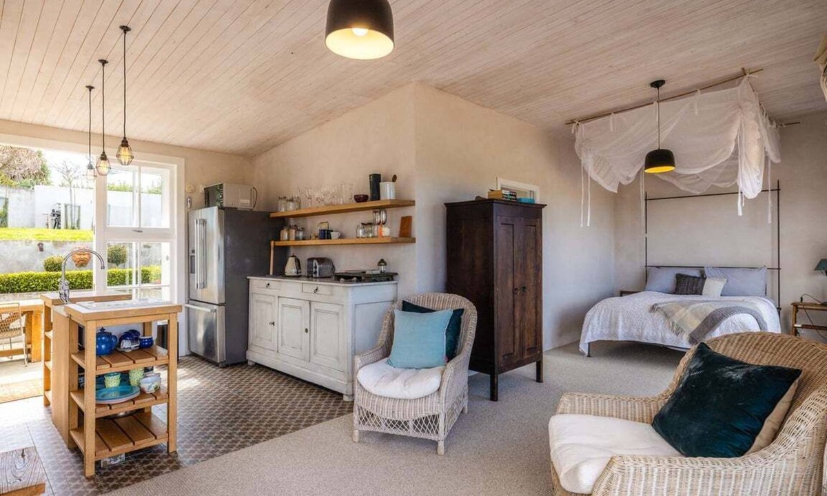 Onetangi Cottage | Onetangi Estate Cottage by Waiheke Pure - Stunning views, complete privacy, beautifully decorated