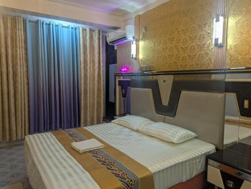 Male House | Ontrack Travel