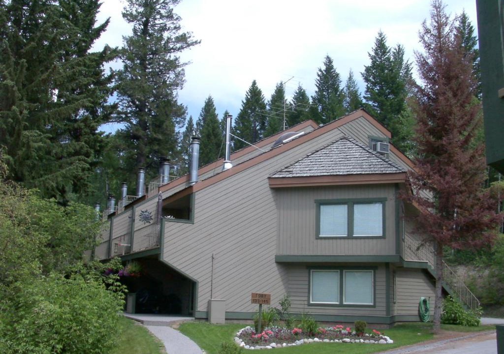 Windermere Resort | Open Aug 2-8! Akiskinook Sandy Beach Lakefront Resort! Tennis, Pickle, Basket Ball Courts, Indoor Pool, Hot Tub, Squash Court! Short Drive to Radium or Fairmont Hot Springs!