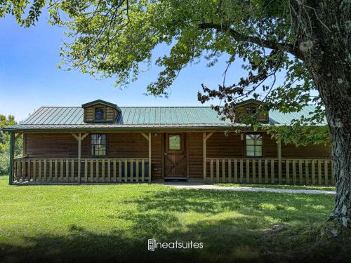 Williamstown House | Open Concept Cabin for 2 - Near Ark Encounter!