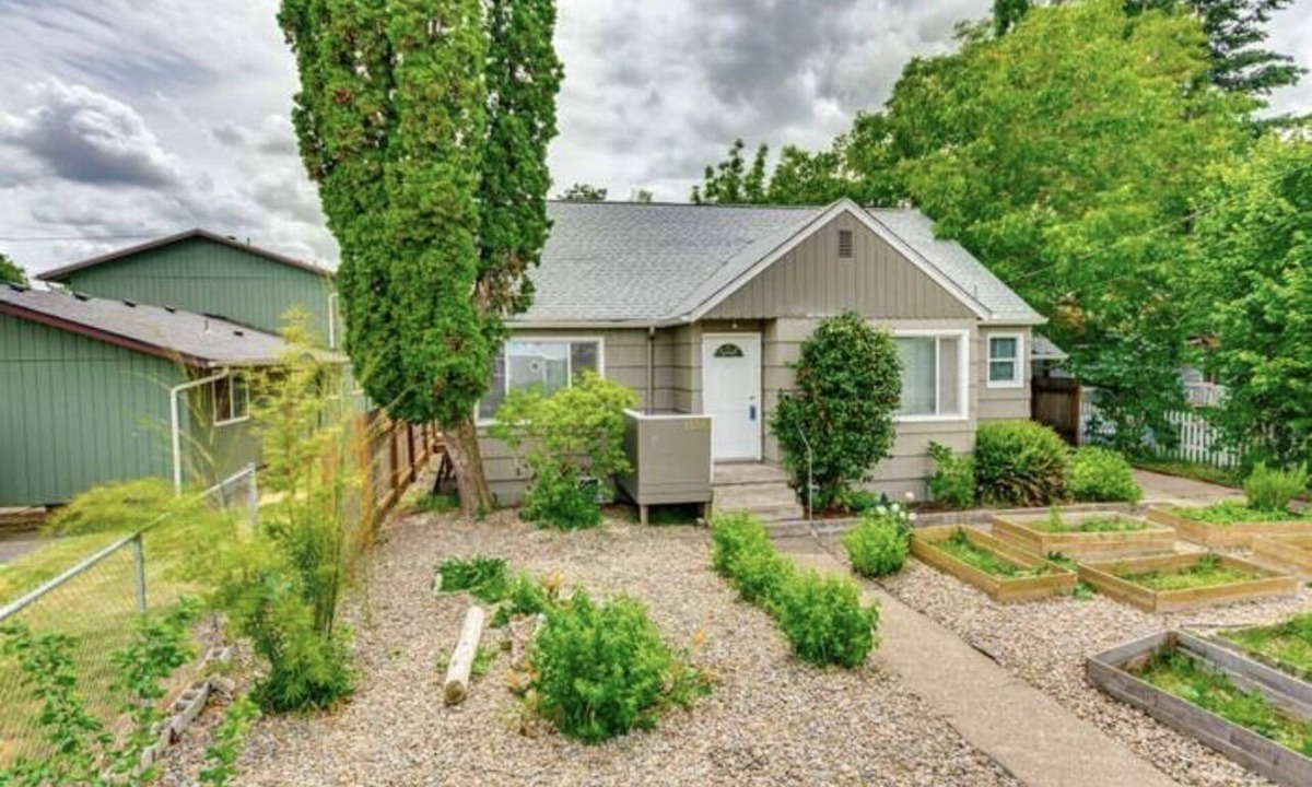 Northeast Neighbors House | Open layout sweet spot in the heart of Oregon's Capital.