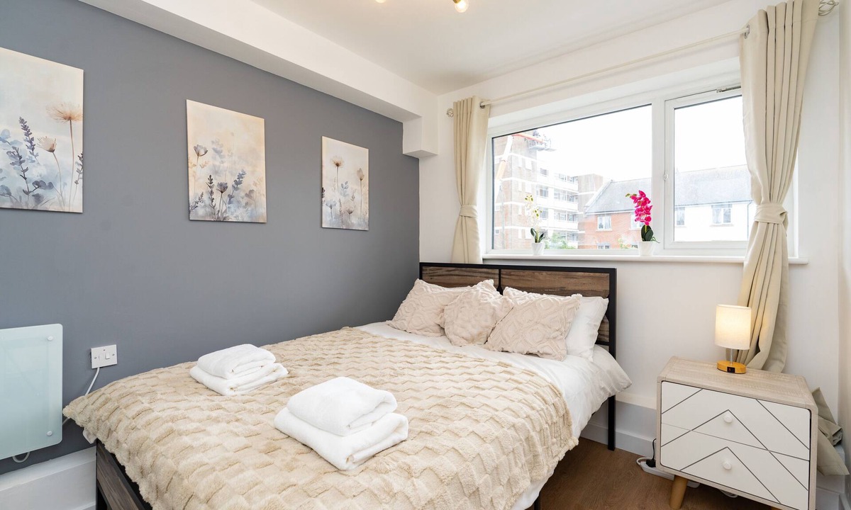 South Hayling Apartment | Open Mind Property - 8 Guests, 4 Beds & Free Parking