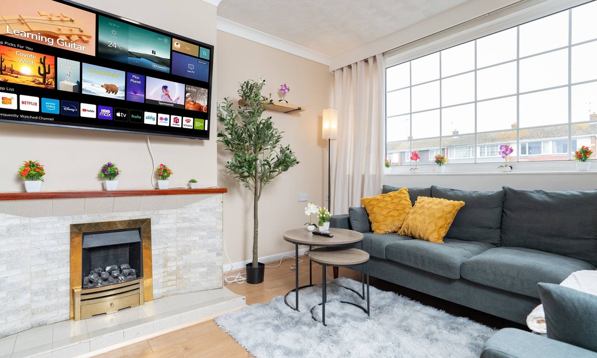 Waterlooville House | Open Mind Property - Hottub, Sleeps10 & Parking