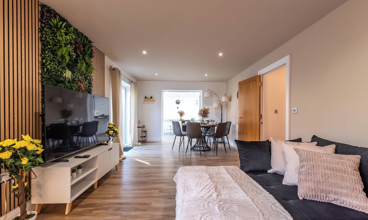 Fareham House | Open Mind Property- 6BR Home, Hot Tub & Free Parking