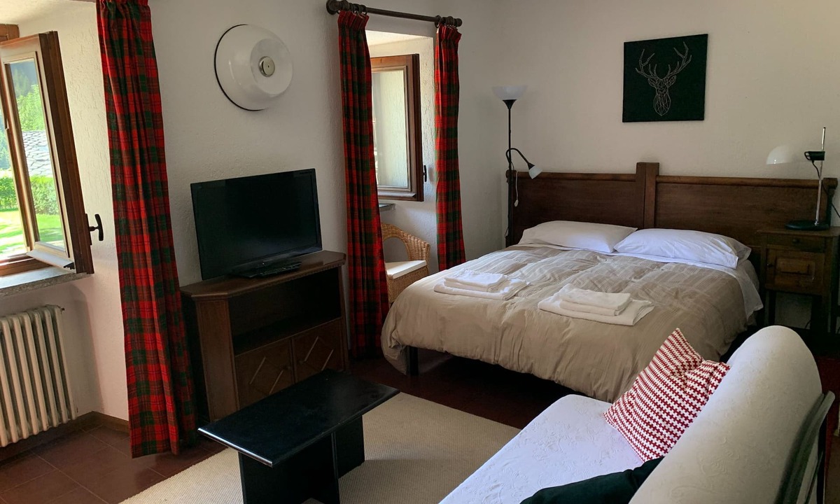 Pallusieux Apartment | Open space/studio with garden in traditional farm house