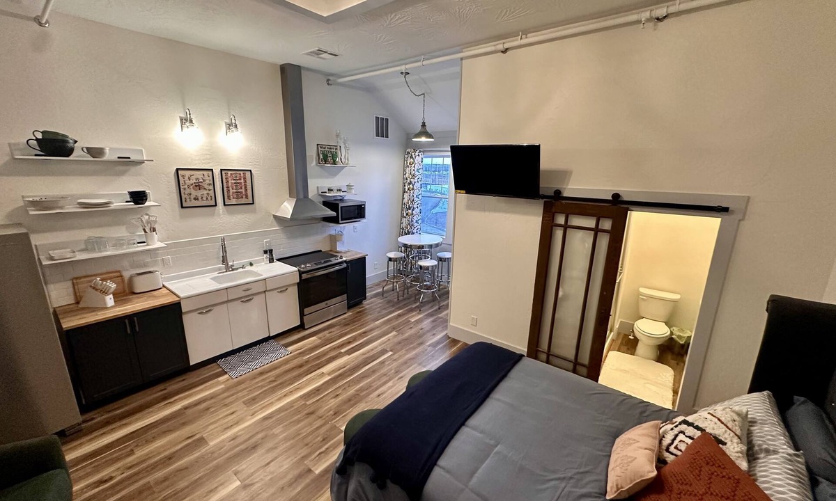 Frontier Apartment | Opera House Suite 2