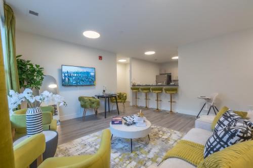 Orange Apartment | Opulence in Olive 4 bedrooms, 4 baths with 10 beds, Park 2 cars FREE