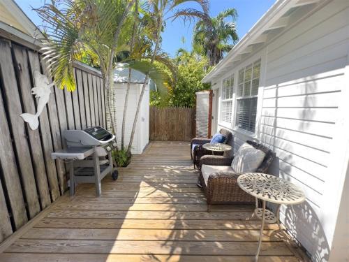 Downtown Apartment | Orange Blossom Suite Conch Republic Cottage
