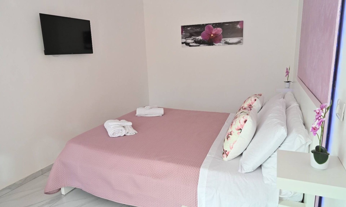 Boscotrecase House | OrchiDea room with balcony.
