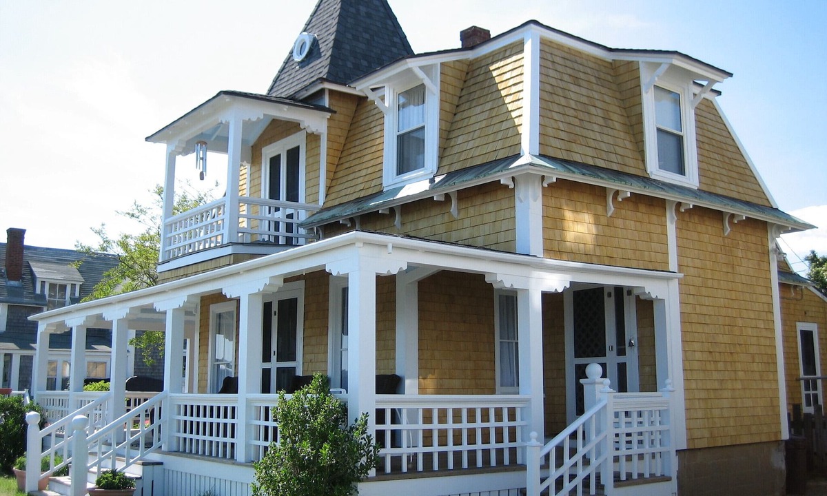 Oak Bluffs House | Original Pratt House built in 1866 with Ocean View of the Inkwell beach.